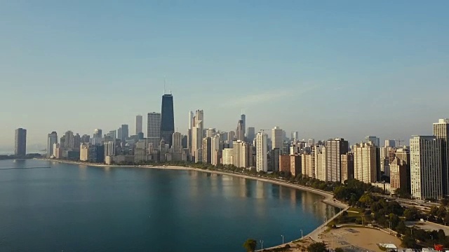 清晨美国芝加哥的鸟瞰图。直升机飞到城市，密歇根湖视频素材
