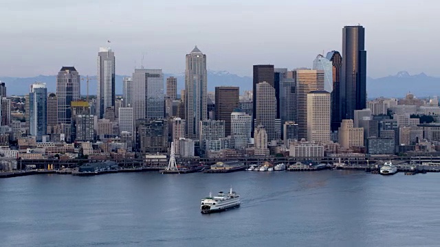 从艾略特湾鸟瞰清晨的西雅图市中心视频素材
