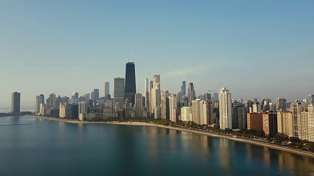 鸟瞰图芝加哥市中心，美国和密歇根湖。有架直升机在黎明飞往市中心视频素材