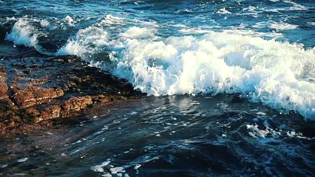 波浪破碎岩石视频素材
