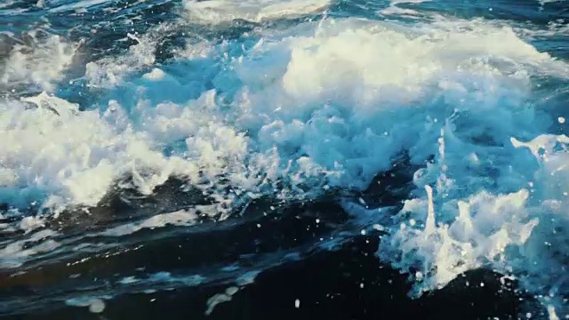 波浪破碎岩石视频素材