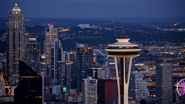 太空针塔和西雅图的航空夜景视频下载