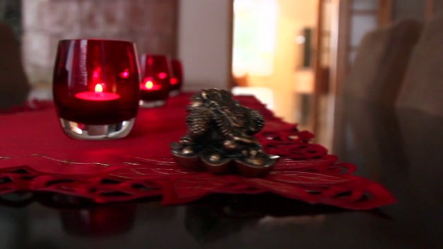 三支插在红色玻璃里的蜡烛视频下载