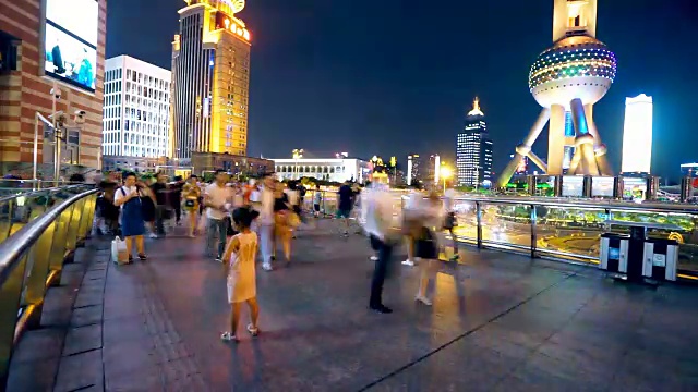 现代城市夜晚街道上拥挤的人群视频素材