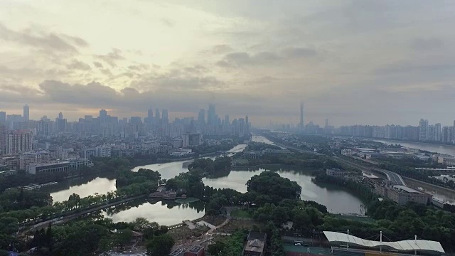现代城市鸟瞰图，天空中有长长的河流视频素材