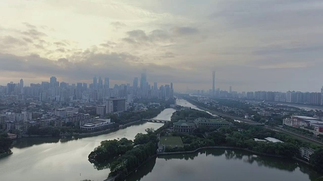 现代城市鸟瞰图，天空中有长长的河流视频素材