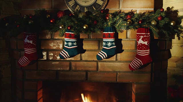 壁炉上方挂着一只正在燃烧的袜子，准备圣诞礼物视频素材
