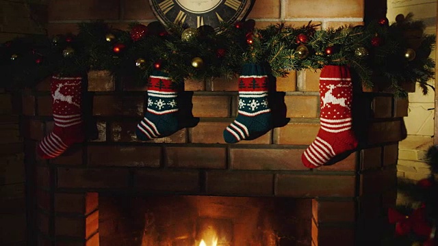 挂在壁炉上的圣诞礼物袜子。使用滑块拍摄视频视频素材