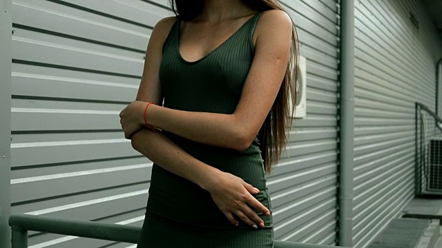 苗条迷人的黑发女子站在街上，穿着性感的衣服视频素材