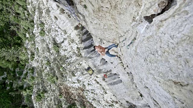 正上方的男性攀岩者在悬崖上放手视频素材