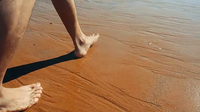 在沙滩上漫步视频下载