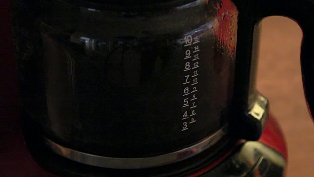 一个装着咖啡的咖啡机视频素材