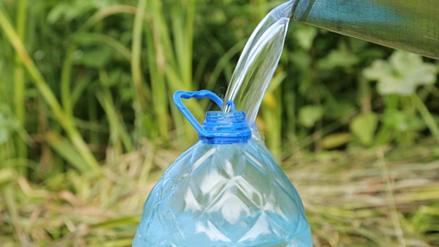 把干净的水倒进塑料瓶里视频下载