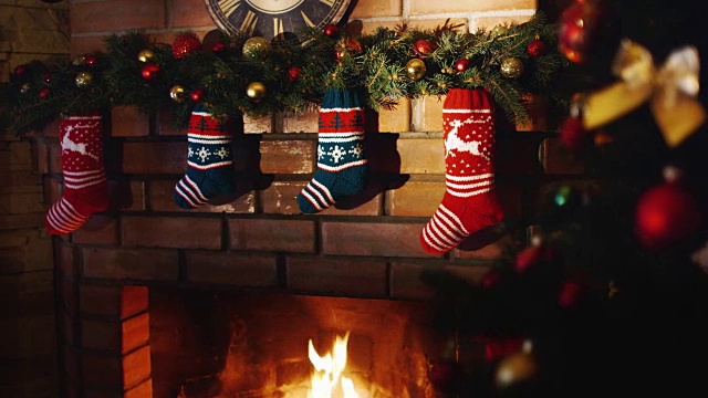 壁炉上方挂着一只正在燃烧的袜子，准备圣诞礼物视频下载