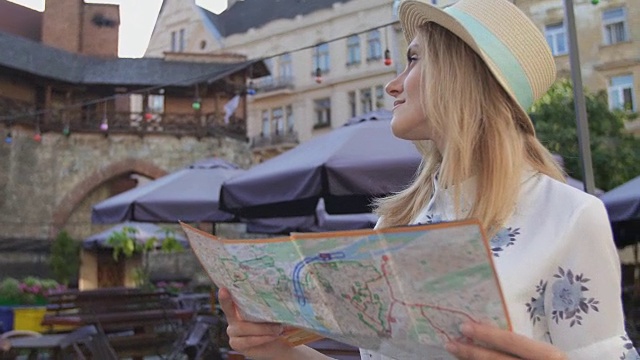 年轻的女游客探索城市地图时，旅行，度假概念，闪光视频素材