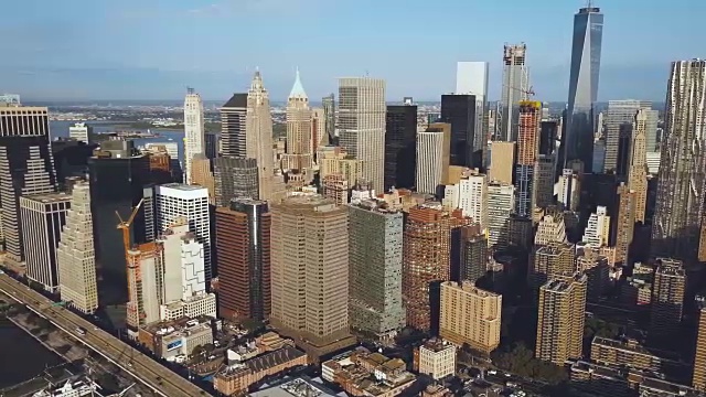 美国纽约曼哈顿区的鸟瞰图。无人机飞过东河附近繁忙的城市上空视频素材