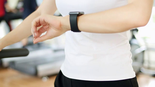 女人戴智能手表锻炼身体视频下载