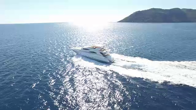 海上鸟瞰图豪华游艇视频素材