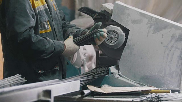 复合玻璃纤维增强材料的制造-工人切割电线和计数生产视频素材