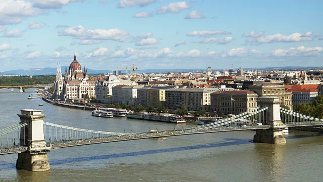 布达佩斯的铁链桥和议会大厦视频素材