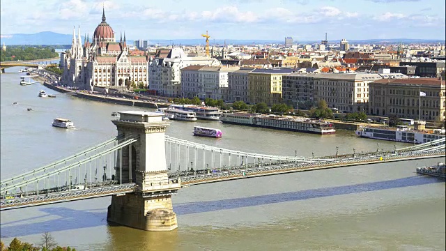 布达佩斯的铁链桥和议会大厦视频素材