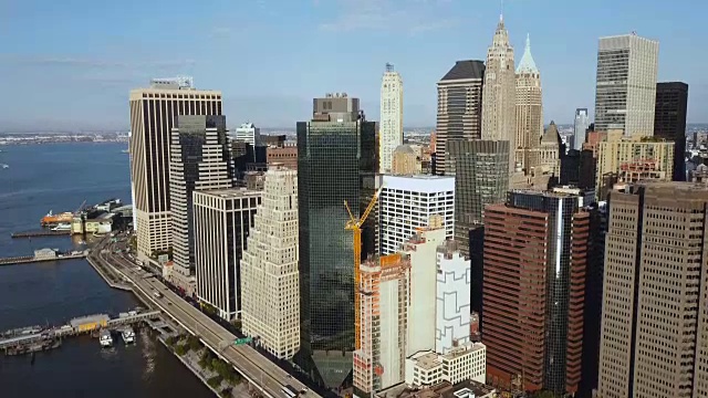 美国纽约鸟瞰图。无人机飞过曼哈顿东河岸边的摩天大楼视频素材