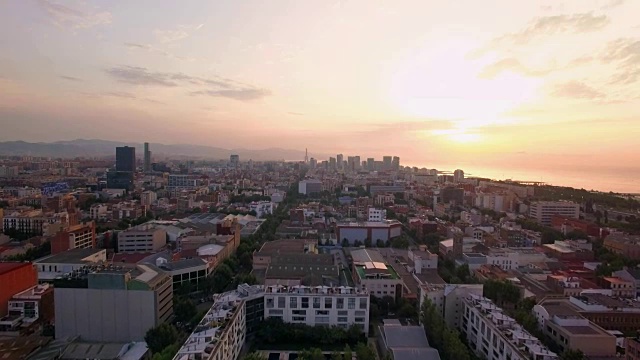 无人机拍摄的日出时分繁忙的城市天际线视频素材