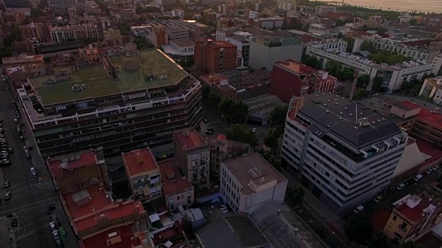 无人机拍摄的日出时分繁忙的城市天际线视频素材