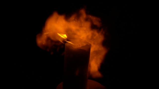 蜡烛燃烧。慢动作的魔法火焰视频素材