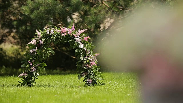 婚礼或特殊活动的花卉构图，焦点转换视频下载