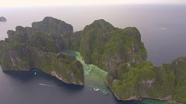 令人惊叹的皮皮岛鸟瞰图与翡翠礁湖，泰国视频素材