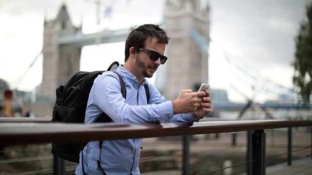 游客使用智能手机。视频素材