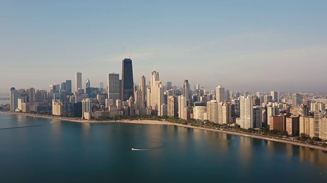 鸟瞰图的芝加哥，美国在密歇根湖的岸边向下。在市中心附近划船视频素材