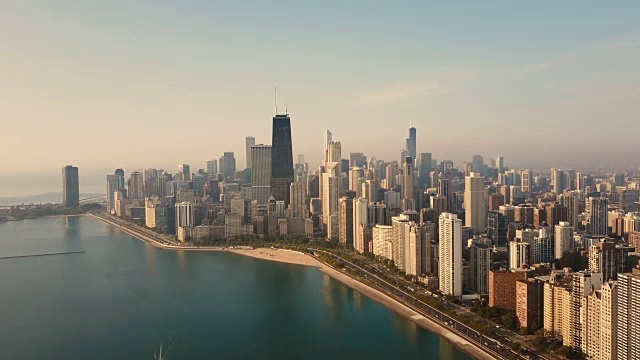 清晨美国芝加哥的鸟瞰图。黎明时分，一架无人机飞过密歇根湖视频素材