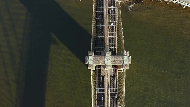 顶部鸟瞰图上的交通道路上的布鲁克林大桥通过东河在纽约，美国视频素材