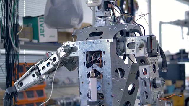一个高大的人形机器人裸露着准备修理。视频下载
