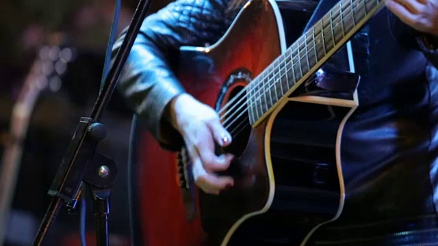 女人的手在音乐会上弹奏原声吉他视频下载