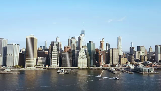 美国纽约曼哈顿市中心鸟瞰图。通过东河的水运视频素材
