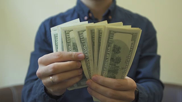 男人的手在数钞票。近距离视频素材