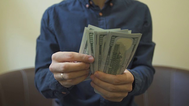 男人的手在数钞票。近距离视频素材