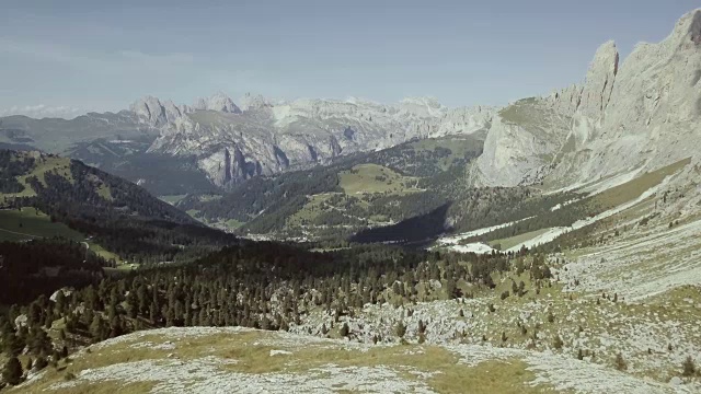 在Dolomites上骑山地自行车:无人机鸟瞰图视频素材