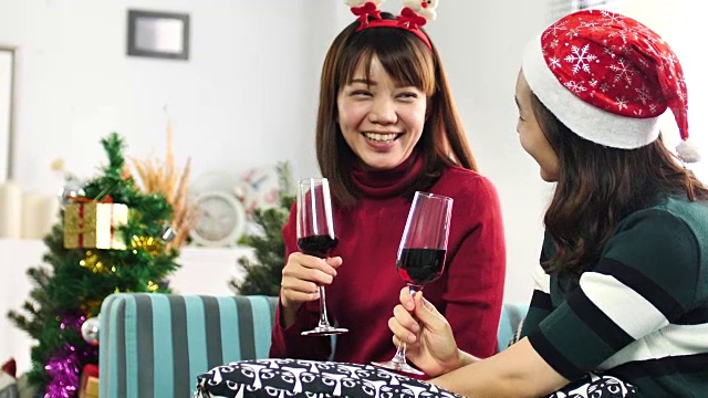 两个亚洲女人在家里碰杯庆祝圣诞节视频下载