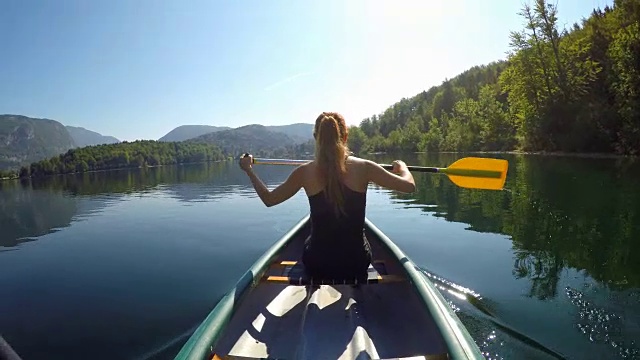 在原始的湖中划着独木舟视频下载