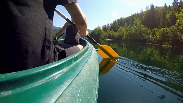 运动夫妇在湖上划独木舟约会视频下载