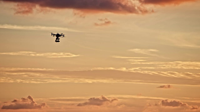 无人机在日落时飞行视频下载