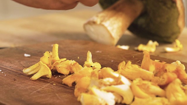 准备野生蘑菇烹饪视频素材