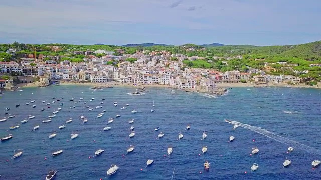科斯塔布拉瓦Calella de Palafrugell村的航拍视频视频素材