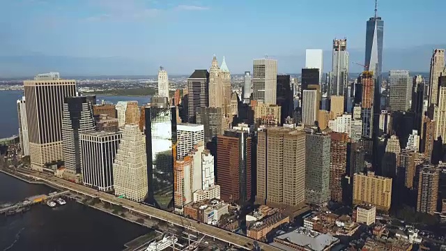 美国纽约曼哈顿市中心鸟瞰图。无人机带着摩天大楼飞离城市视频素材