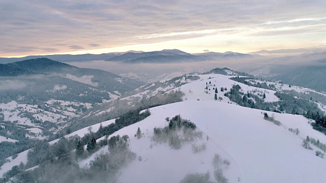 鸟瞰图在雾日落冬季山视频素材