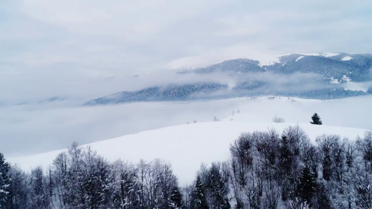 鸟瞰图在雾日落冬季山视频下载